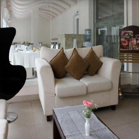 Royal Castle Hotel Negombo Buitenkant foto