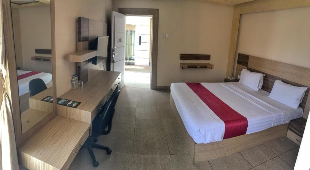 Royal Castle Hotel Negombo Buitenkant foto